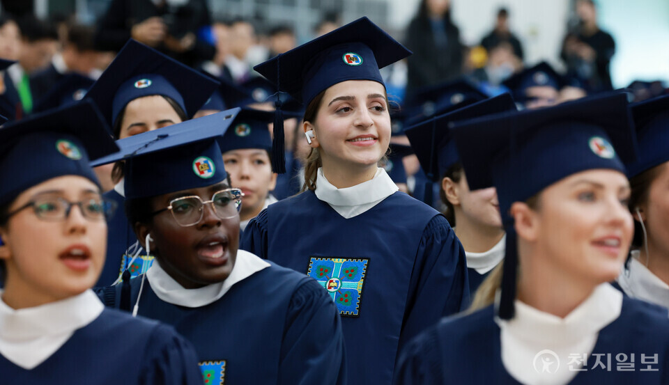 [천지일보=박준성 기자] 신천지예수교 증거장막성전 이만희 총회장이 2일 신천지 청주교회에서 열린 ‘시온기독교선교센터 116기 수료식’에서 말씀을 전하는 가운데 국내외 수료생들이 아멘으로 화답하고 있다. 신천지예수교회는 이날 수료생 5만 9192명을 배출, 4년간 목회자만 1만 3500명을 돌파했다.ⓒ천지일보 2025.11.02.