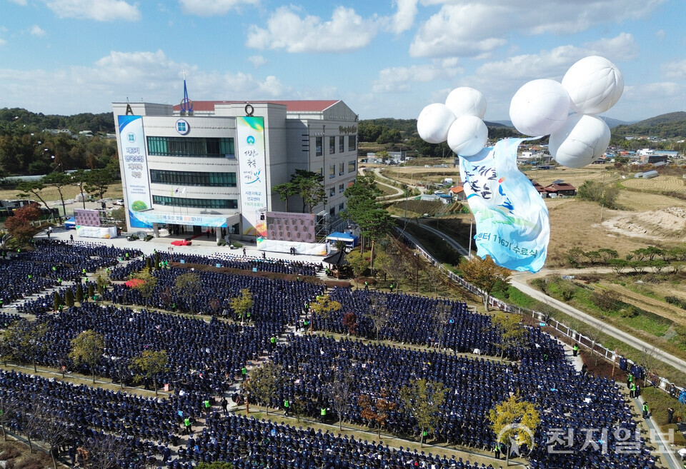[천지일보=남승우 기자] 2일 신천지 청주교회에서 신천지예수교 증거장막성전 주최로 ‘시온기독교선교센터 116기 수료식’이 열린 가운데 야외 좌석에 수료생들이 앉아 있다. 신천지예수교회는 이날 수료생 5만 9192명을 배출, 4년간 목회자만 1만 3500명을 돌파했다. ⓒ천지일보 2025.11.02.