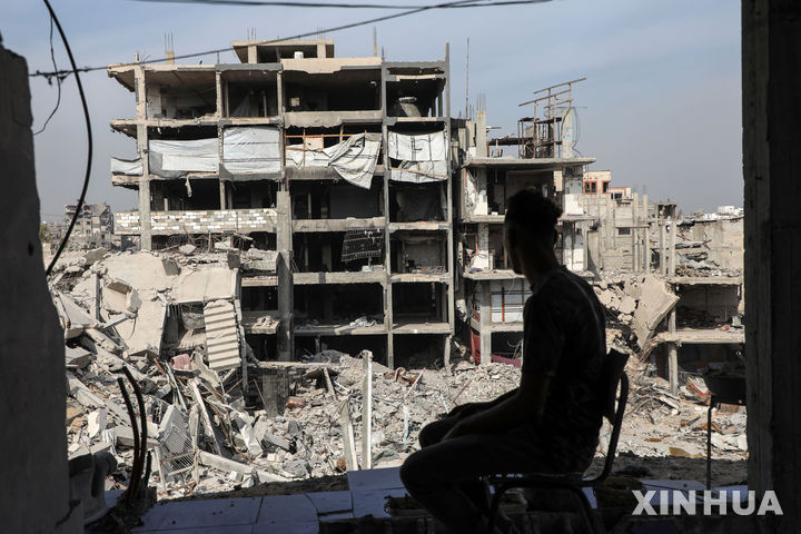 2일(현지시간) 가자지구 북부의 자발리아 난민 캠프에서 파괴된 건물에 앉아 있는 팔레스타인인. (출처: 뉴시스)