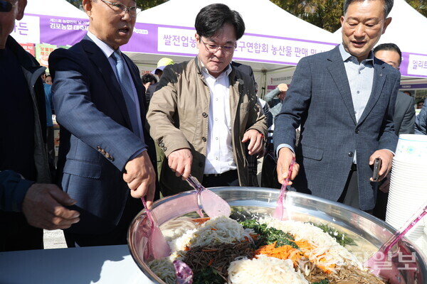 비빔밥을 만들고 있는 김병수 시장(가운데)(제공: 김포시청) ⓒ천지일보 2025.11.04.