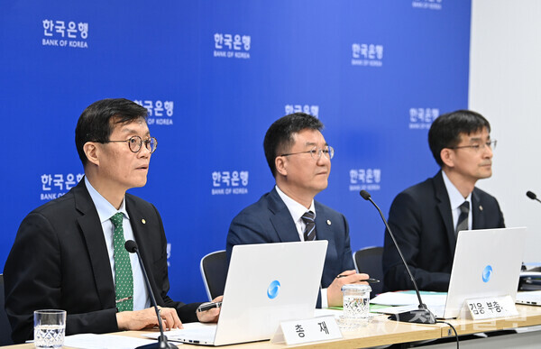[천지일보=남승우 기자] 이창용 한국은행 총재(왼쪽부터), 김웅 부총재보, 최창호 조사국장이 19일 서울 중구 한국은행 포디움에서 열린 ‘2023년 상반기 물가안정목표 운영상황 점검 설명회’에서 취재진의 질문에 답하고 있다.한은은 “소비자물가 상승률은 올해 중반까지 뚜렷한 둔화 흐름이 이어지면서 2%대로 낮아지고 중반 이후에는 다시 높아져 등락하다가 연말경 3% 내외 수준을 나타낼 것”이라고 예상했다. (사진공동취재단) ⓒ천지일보 2023.06.19.
