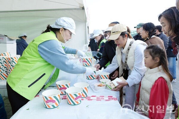 시민들이 곤지암역 일원에서 열린 제3회 곤지암 소머리국밥 거리 축제에서 소머리국밥을 받는 모습. (제공: 경기 광주시청) ⓒ천지일보 2025.11.04.