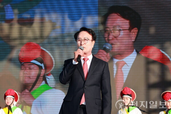 박동식 사천시장이 지난달 31일 ‘제17회 사천시농업한마당축제’에서 발언하고 있다. (제공: 사천시청) ⓒ천지일보 2025.11.04.