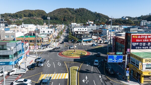 충북 괴산군이 임시 개통한 괴산읍 동부리 시계탑사거리 회전교차로 모습. (제공: 괴산군청)