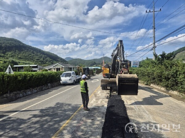충북 영동군이 지역의 안정적 수돗물 공급을 위한 생활용수 개발사업을 본격 추진하고 있다고 4일 밝혔다. 사진은 개발사업을 하고 있는 모습. (제공: 영동군청) ⓒ천지일보 2025.11.04.