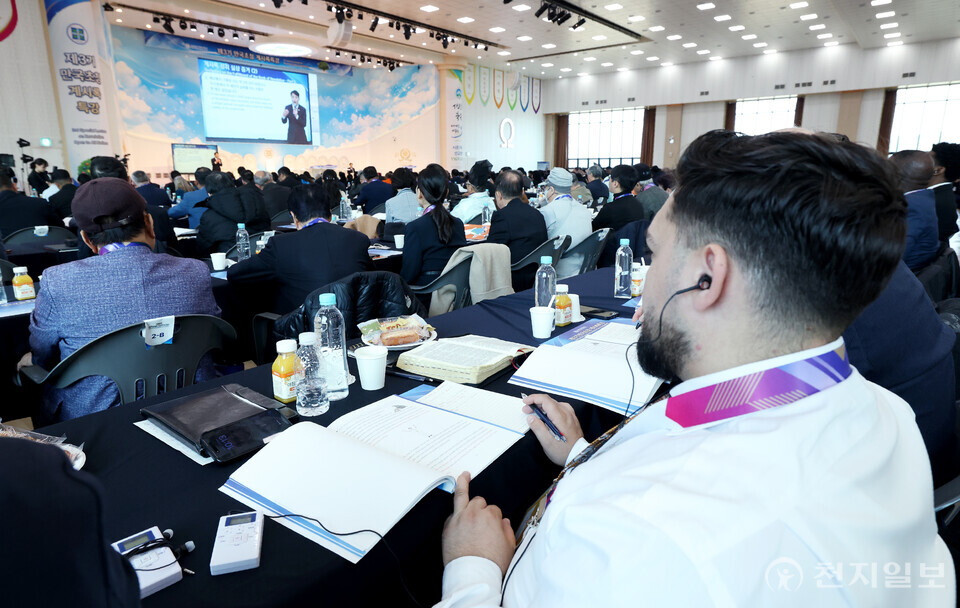 [천지일보=박준성 기자] 31일 충북 청주교회에서 신천지예수교 증거장막성전이 주최한 ‘제3기 만국초청 계시록 특강’에서 이지연 교육부장이 ‘계시록 성취 실상 증거’를 주제로 강연을 하는 가운데 국내외 종교 지도자들이 경청하고 있다.ⓒ천지일보 2025.10.31.