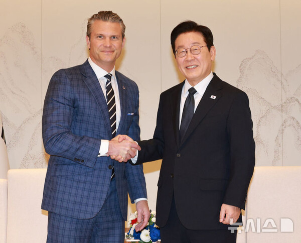 이재명 대통령이 4일 서울 용산 대통령실 청사에서 피트 헤그세스 미국 국방부 장관 접견에 앞서 악수하고 있다. (출처: 뉴시스)