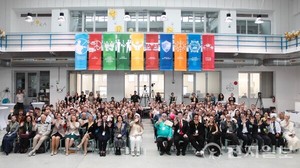 최근 체코 프라하에서는 정치 지도자, 기관 대표, 교육자, 언론인, 시민사회 인사 등 250여명이 참석한 가운데 ‘9.18 HWPL 평화 만국회의 11주년’을 기념한 ‘평화 콘퍼런스’가 열렸다. 사진은 콘퍼런스 모습. (제공: HWPL)ⓒ천지일보 2025.11.04.