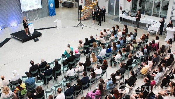 최근 체코 프라하에서는 정치 지도자, 기관 대표, 교육자, 언론인, 시민사회 인사 등 250여명이 참석한 가운데 ‘9.18 HWPL 평화 만국회의 11주년’을 기념한 ‘평화 콘퍼런스’가 열렸다. 사진은 콘퍼런스 모습. (제공: HWPL)ⓒ천지일보 2025.11.04.