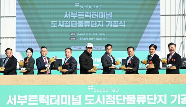 오세훈 시장이 4일 오후 양천구 서부트럭터미널 도시첨단물류단지 개발사업 기공식에 참석해 시삽하고 있다. (제공: 서울시)