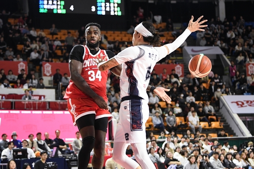 SK의 자밀 워니(왼쪽)이 골밑에서 패스하고 있다. (출처:KBL)