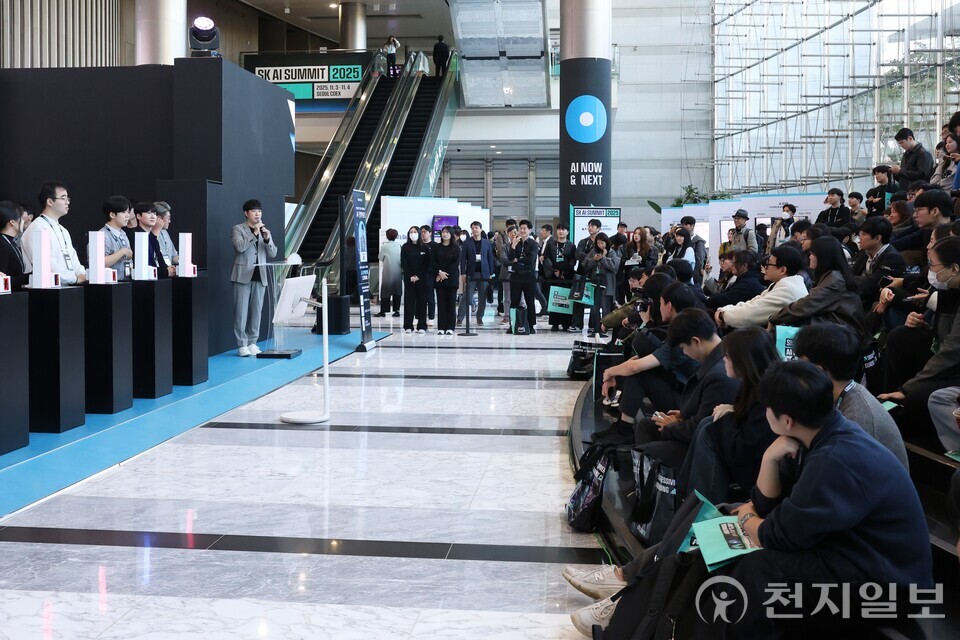 [천지일보=김정필 기자] 3일 서울 강남구 코엑스에서 열린 ‘SK AI Summit(서밋) 2025’에서 과학유튜버 ‘궤도’의 사회로 AI를 주제로 한 이벤트에 참석자들이 참여하고 있다. ⓒ천지일보 2025.11.03.