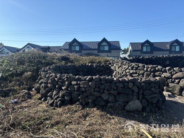 제주특별자치도가 자연재해로 훼손된 비양도 협재리 ‘한섬들이 불턱’과 서귀포 법환동 ‘법환 불턱’의 복원사업에 착수했다.  사진은 2024년 온평리 불턱 모습. (제공: 제주특별자치도) ⓒ천지일보 2025.11.05.