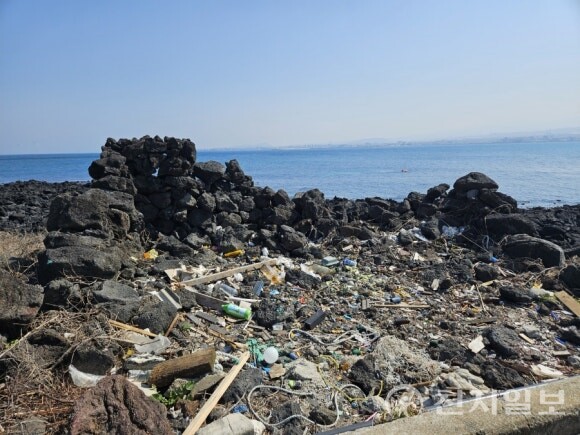 제주특별자치도가 자연재해로 훼손된 비양도 협재리 ‘한섬들이 불턱’과 서귀포 법환동 ‘법환 불턱’의 복원사업에 착수했다. 사진은 복원 예정인 비양도 불턱 모습. (제공: 제주특별자치도) ⓒ천지일보 2025.11.05.