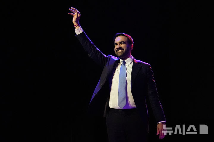 조란 맘다니가 4일(현지시간) 뉴욕에서 열린 시장 선거 파티에서 연설하기 위해 무대에 오르고 있다. (출처: 뉴시스)