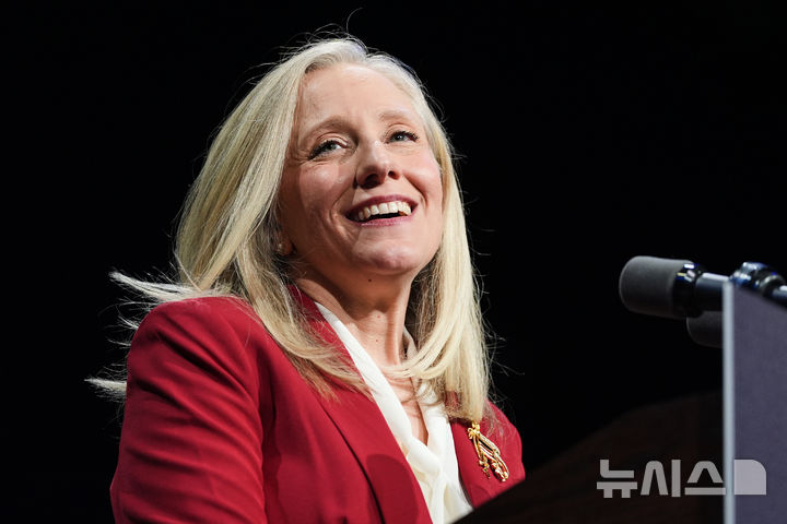 민주당 소속의 애비게일 스팬버거가 4일(현지시간) 버지니아주 리치먼드에서 열린 선거 밤 파티에서 버지니아 주지사 선거의 승자로 선언된 후 무대에서 연설하고 있다. (출처: 뉴시스)