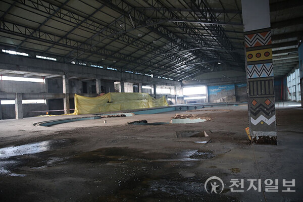 신천지가 2013년 매입했지만, 일부 주민과 개신교 반대로 10여년 조치를 취하지 못한 채 방치 돼 폐허가 된 구 인스파월드 내부 모습. ⓒ천지일보DB