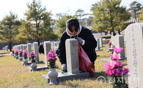 [천지일보=배다솜 기자] 5일 오전 서울 동작구 국립서울현충원 제2묘판에서 청년보수단체 봉사자들이 묘비 닦기, 잡초 제거 등 묘역관리 봉사활동을 하고 있다. ⓒ천지일보 2025.11.05.