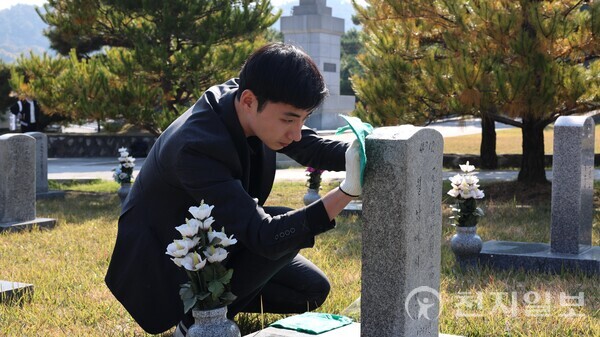 [천지일보=배다솜 기자] 5일 오전 서울 동작구 국립서울현충원 제2묘판에서 청년보수단체 ‘청년이데아’ 이상운 대표가 순국선열의 묘비를 닦고 있다. ⓒ천지일보 2025.11.05.
