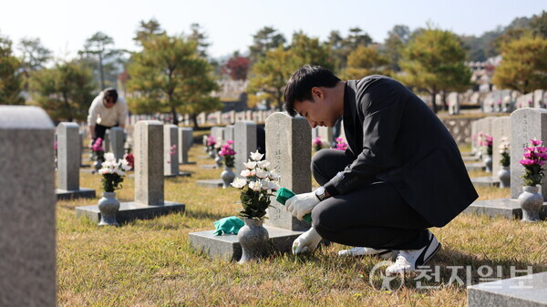 [천지일보=배다솜 기자] 5일 오전 서울 동작구 국립서울현충원 제2묘판에서 청년보수단체 ‘청년이데아’ 이상운 대표가 순국선열의 묘비를 닦고 있다. ⓒ천지일보 2025.11.05.