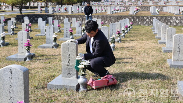 [천지일보=배다솜 기자] 5일 오전 서울 동작구 국립서울현충원 제2묘판에서 청년보수단체 봉사자들이 묘비 닦기, 잡초 제거 등 묘역관리 봉사활동을 하고 있다. ⓒ천지일보 2025.11.05.
