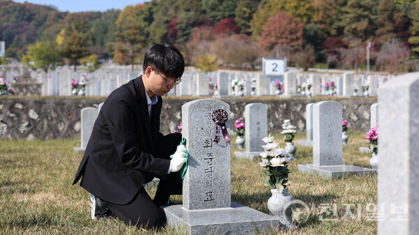 [천지일보=배다솜 기자] 5일 오전 서울 동작구 국립서울현충원 제2묘판에서 청년보수단체 봉사자들이 묘비 닦기, 잡초 제거 등 묘역관리 봉사활동을 하고 있다. ⓒ천지일보 2025.11.05.