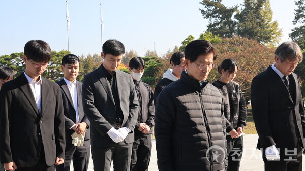 [천지일보=배다솜 기자] 5일 오전 서울 동작구 국립서울현충원에서 청년보수단체 봉사자들과 김문수 전 고용노동부 장관이 묘역관리 봉사에 앞서 먼저 참전용사들의 숭고한 희생과 헌신을 기리는 묵념의 시간을 갖고 있다. ⓒ천지일보 2025.11.05.