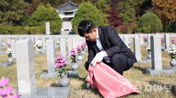 [천지일보=배다솜 기자] 5일 오전 서울 동작구 국립서울현충원 제2묘판에서 청년보수단체 봉사자들이 묘비 닦기, 잡초 제거 등 묘역관리 봉사활동을 하고 있다. ⓒ천지일보 2025.11.05.