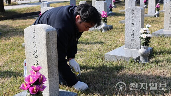 [천지일보=배다솜 기자] 5일 오전 서울 동작구 국립서울현충원 제2묘판에서 청년보수단체 봉사자들이 묘비 닦기, 잡초 제거 등 묘역관리 봉사활동을 하고 있다. ⓒ천지일보 2025.11.05.