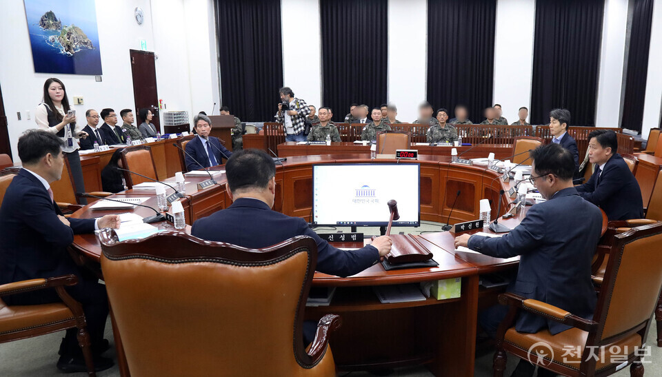 [천지일보=박준성 기자] 신성범 정보위원장이 5일 서울 여의도 국회에서 열린 정보위원회의 국방정보본부 등에 대한 국정감사에서 의사봉을 두드리고 있다. (공동취재사진)ⓒ천지일보 2025.11.05.