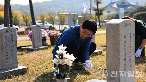 [천지일보=배다솜 기자] 김문수 전 고용노동부 장관이 5일 오전 서울 동작구 국립서울현충원 제2묘판에서 묘비 닦기, 잡초 제거 등 묘역관리 봉사활동을 하고 있다. ⓒ천지일보 2025.11.05.