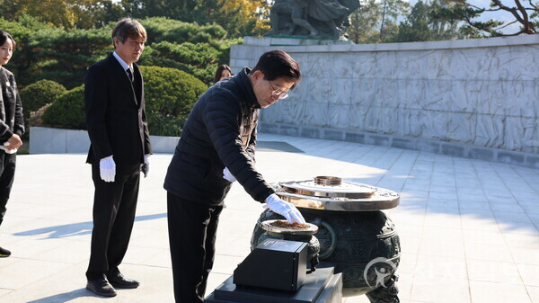 [천지일보=배다솜 기자] 김문수 전 고용노동부 장관이 5일 오전 서울 동작구 국립서울현충원에 방문해 현충탑에 분향하고 있다. ⓒ천지일보 2025.11.05.