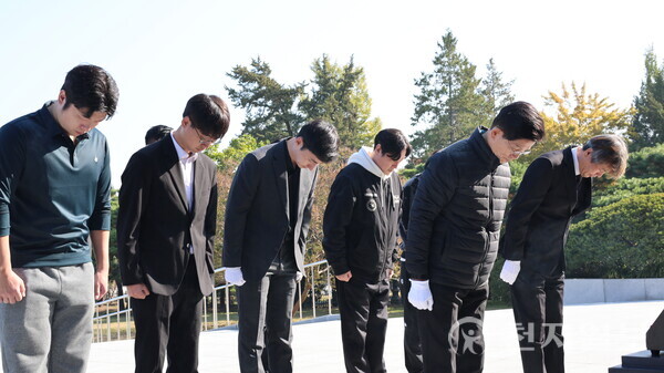 [천지일보=배다솜 기자] 김문수 전 고용노동부 장관이 청년보수단체 봉사자들과 5일 오전 서울 동작구 국립서울현충원에 방문해 순국선열들을 향해 예를 올리며 고개 숙이고 있다. ⓒ천지일보 2025.11.05.