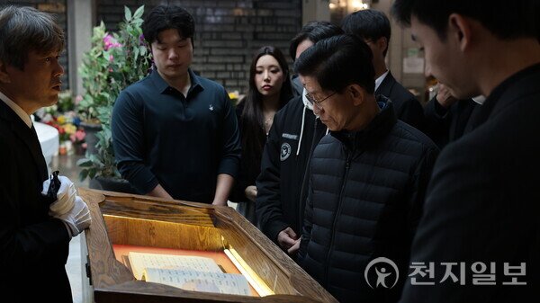 [천지일보=배다솜 기자] 김문수 전 고용노동부 장관이 청년보수단체 봉사자들과 5일 오전 서울 동작구 국립서울현충원에 방문해 현충원 안내요원의 설명을 듣고 있다. ⓒ천지일보 2025.11.05.