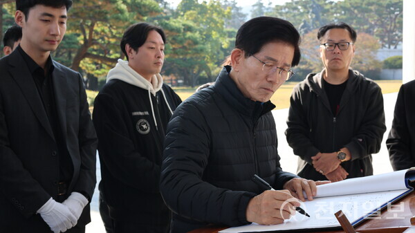 [천지일보=배다솜 기자] 김문수 전 고용노동부 장관이 청년보수단체 봉사자들과 5일 서울 동작구 국립서울현충원에 방문해 방명록을 작성하고 있다. ⓒ천지일보 2025.11.05.