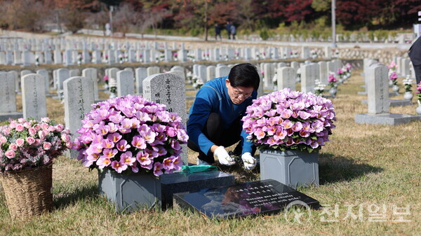 [천지일보=배다솜 기자] 김문수 전 고용노동부 장관이 5일 오전 서울 동작구 국립서울현충원 제2묘판에서 묘비 닦기, 잡초 제거 등 묘역관리 봉사활동을 하고 있다. ⓒ천지일보 2025.11.05.