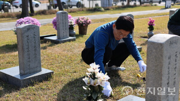 [천지일보=배다솜 기자] 김문수 전 고용노동부 장관이 5일 오전 서울 동작구 국립서울현충원 제2묘판에서 묘비 닦기, 잡초 제거 등 묘역관리 봉사활동을 하고 있다. ⓒ천지일보 2025.11.05.