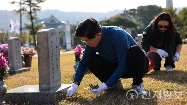 [천지일보=배다솜 기자] 김문수 전 고용노동부 장관이 5일 오전 서울 동작구 국립서울현충원 제2묘판에서 묘비 닦기, 잡초 제거 등 묘역관리 봉사활동을 하고 있다. ⓒ천지일보 2025.11.05.