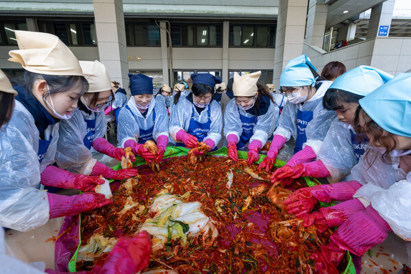 숙명여자대학교가 지난 4일 ‘김치 페스티벌-숙명 사랑 김장 나눔 봉사’를 진행했다. (제공: 숙명여대)