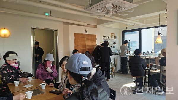 [천지일보=남승우 기자] 4일 ‘중국인 출입 금지’ 안내문을 내걸었다가 철회하면서 ‘반중(反中) 정서’ 논란을 불러일으킨 서울 성동구의 한 카페에 손님들이 북적이고 있다.ⓒ천지일보 2025.11.05.