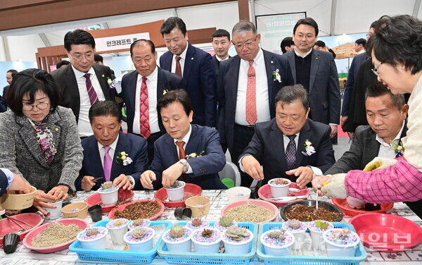 조규일 진주시장이 5일 개최된 '2025 진주국제농식품박람회'에서 관계자들과 부스 체험을 하고 있다. (제공: 진주시청) ⓒ천지일보 2025.11.05.