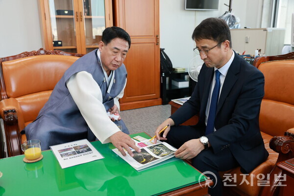 정영철 영동군수가 지난 4일 국회를 방문해 한병도 국회 예산결산특별위원장을 만나 ‘국립국악원 영동분원’ 설립과 관련해 설명하고 있다. (제공: 영동군청) ⓒ천지일보 2025.11.05.