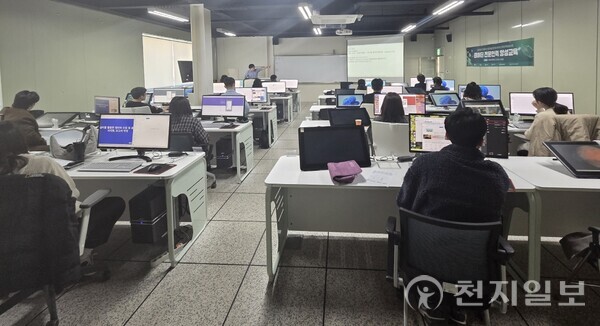 전남 순천시가 5~7일까지 3일간 전남콘텐츠코리아랩에서 시청 직원을 대상으로 ‘AI·데이터 활용 역량강화 교육’을 진행한다고 5일 밝혔다. (제공: 순천시청) ⓒ천지일보 2025.11.06.