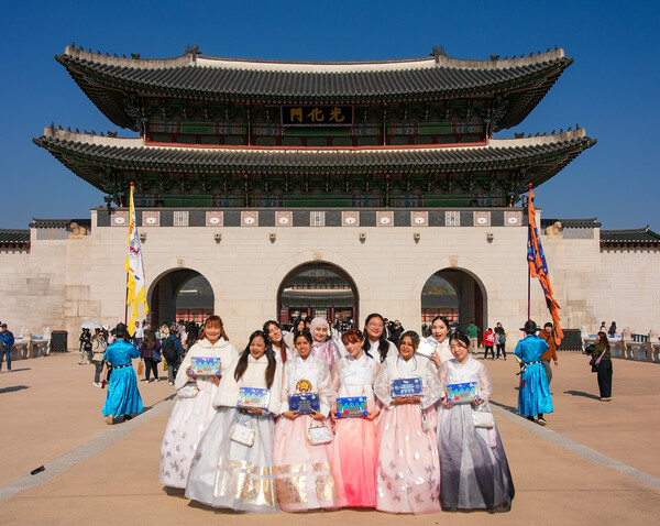 빼빼로 Agent P(에이전트 피) 활동 인원이 경복궁을 방문해 기념 촬영을 하고 있다. (제공: 롯데웰푸드)