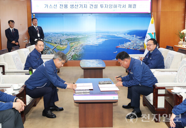 김두겸 울산시장과 금석호 HD현대중공업 대표이사가 6일 울산시청 시장실에서 북구 이화일반산업단지 내 ‘가스선 전용 생산지원기지 투자협약’을 체결하고 있다. 이 사업은 북구 중산동 경제자유구역(이화일반산업단지) 내 2만 9856㎡, 5만 7364㎡ 부지에 1000억원을 투입해 생산지원기지와 철의장품 가공센터를 조성하는 프로젝트다. (제공: 울산시) ⓒ천지일보 2025.11.06.