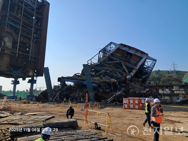 6일 오후 2시 6분 울산 남구 용잠동 울산화력발전소에서 대형 구조물 붕괴 사고가 발생했다. 붕괴 사고로 9명의 근로자가 매몰됐으며, 이 중 2명은 구조되고 7명은 매몰된 것으로 추정되고 있다. (제공: 울산소방본부) ⓒ천지일보 2025.11.06.