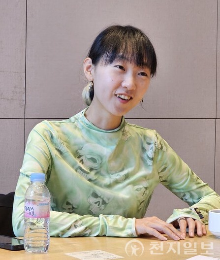 [천지일보 광양=이봉화 기자] 남도영화제 시즌2 광양이 지난달 27일 닷새간의 일정을 마쳤다. 사진은 장편 데뷔작 ‘삼희: The Adventure of 3 Joys’로 배우상을 받은 문혜인 배우 겸 감독 인터뷰 모습. ⓒ천지일보 2025.11.07.