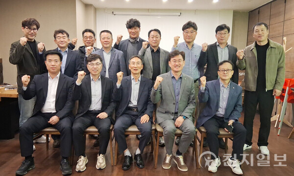 아산시·천안시 관계자들이 5일 생활권 현안 공유 및 상생협력 논의를 마친 후 기념 촬영하고 있다. (첫 번째 줄 왼쪽에서 세 번째 방효찬 아산시 도시개발국장, 네 번째 이경열 천안시 도시주택국장) (제공: 아산시) ⓒ천지일보 2025.11.06.