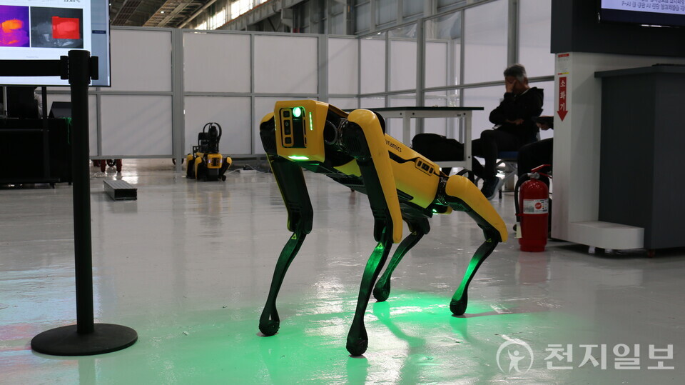보스턴 다이나믹스의 4족 보행 로봇 SPOT이 공장을 자율 순찰하며 다양한 센서로 설비 상태를 실시간 모니터링하고 있다. (제공: 현대차) ⓒ천지일보 2025.11.06.
