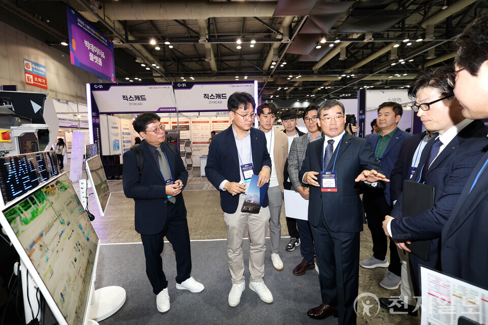 김보현 대우건설 대표이사가 스마트건설 엑스포 행사 전시장을 둘러보고 있다. (제공: 대우건설) ⓒ천지일보 2025.11.06.